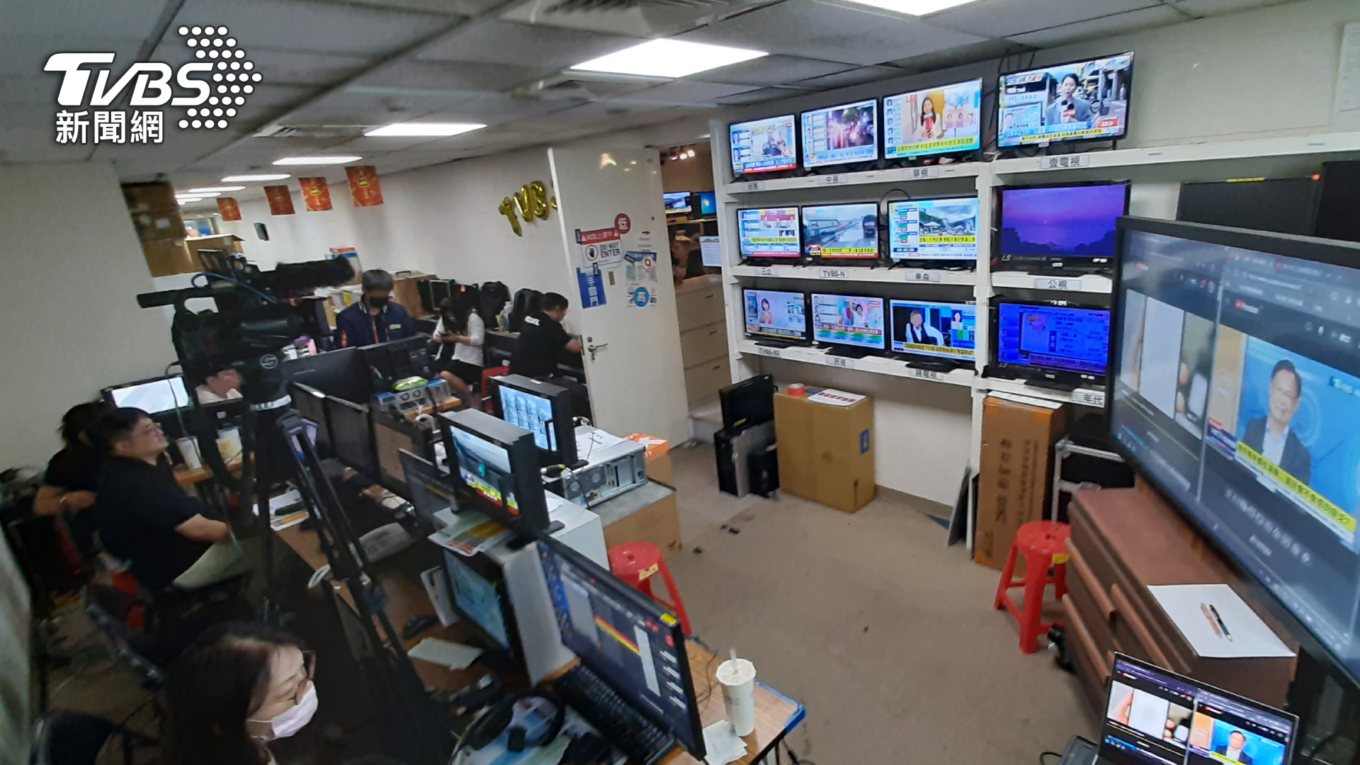 TVBS新聞團隊於投票日再度動員「報票部隊」，深入全台各地投開票所，每一筆回傳資料皆具備完整可追溯性。圖/TVBS