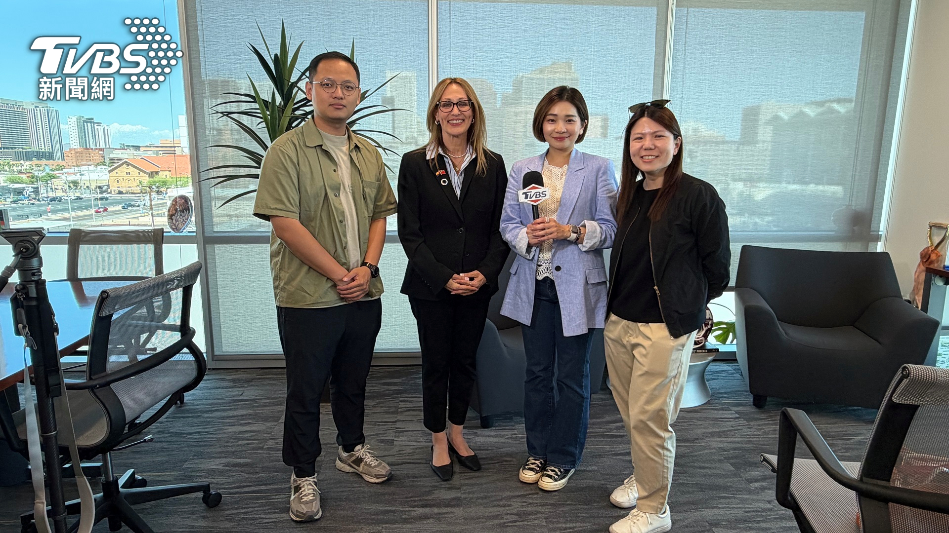 TVBS新聞台主播 彭惠筠(右2)、TVBS新聞網即時中心組長 黃貞怡(右1)專訪亞歷桑那商務局總裁Sandra Watson(左2)(圖_TVBS) TVBS新聞台主播 彭惠筠(右2)、TVBS新聞網即時中心組長 黃貞怡(右1)專訪亞歷桑那商務局總裁Sandra Watson(左2)(圖_TVBS)