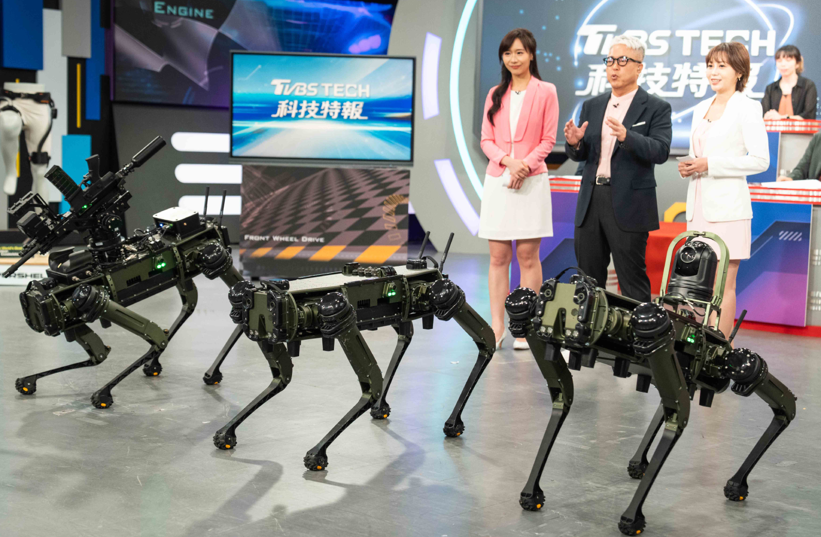 節目中也展示三隻美軍採用的機器狗Vision 60（圖TVBS）